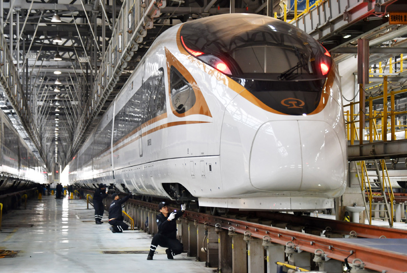 12月27日，天津動車客車段動車運用所工作人員對“復(fù)興號”動車組進(jìn)行巡檢，為鐵路調(diào)圖做好安全保障。