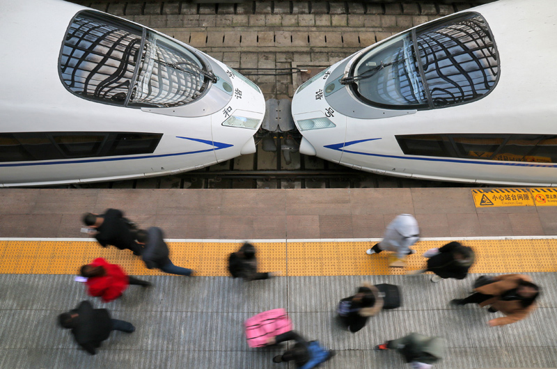12月27日，旅客在山東煙臺火車站下車出站。