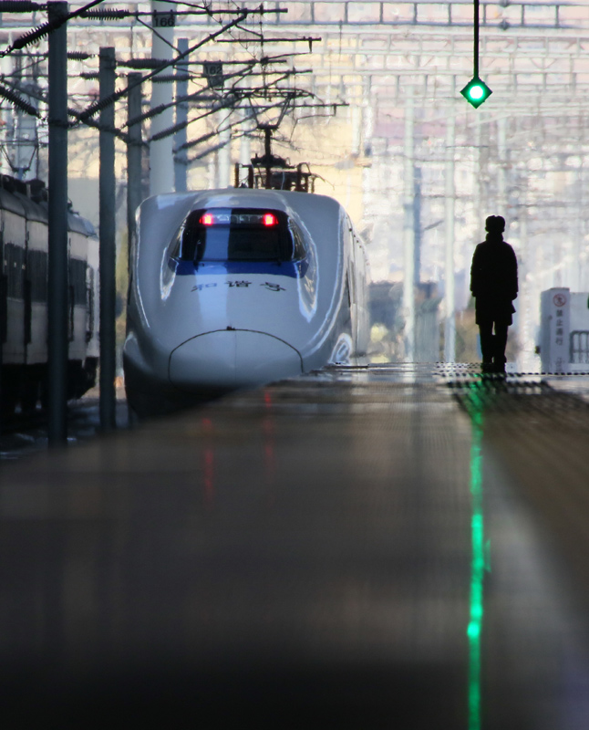 12月27日，一列動車組駛出山東煙臺火車站。