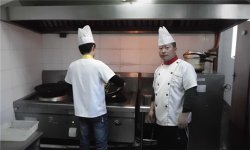 后廚小弟做錯事，當(dāng)眾責(zé)罵是沒用的