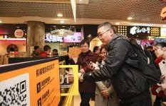 機(jī)器人真能解決行業(yè)痛點(diǎn)90秒出一杯，能做8種奶茶【重慶最大的火鍋批發(fā)市場(chǎng)】機(jī)器人真能解決行業(yè)痛點(diǎn)90秒出一杯，能做8種奶茶【重慶最大的火鍋批發(fā)市