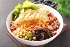 在柳州，沒(méi)有成桌的宴席無(wú)關(guān)緊要，只要有一碗熱騰騰的螺螄粉就已足矣【重慶火鍋底料廠】