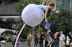 憑什么接你餐廳的宣傳單掌握正確的發(fā)傳單姿勢(shì)，照樣能成為你餐廳的“營(yíng)銷”利器【重慶火鍋底料批發(fā)廠家】