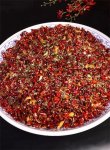 大公館辣子雞傳統(tǒng)版本相比，這道菜有三點改良：第一，摒棄加醬油、老抽的傳統(tǒng)腌制手法，只用辣鮮露腌制，顏色更紅亮，鮮味更濃郁，辣味更充足；第