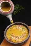 紅米入石鍋，再澆蝦膏湯，米飯也能做成看家菜