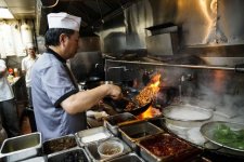 美國中餐業(yè)多元轉(zhuǎn)型，火鍋店、混餐館受青睞【重慶火鍋底料廠家公司】