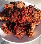 蔥燒巖菌巖菌干貨泡入清水中漲發(fā)24小時(shí)，改成厚1厘米的片；蔥白切成長(zhǎng)約4厘米的段【重慶火鍋底料廠有哪些】