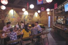 羊肉串8年不漲價的木屋燒烤能賺多少錢？【正宗重慶火鍋底料牌子】