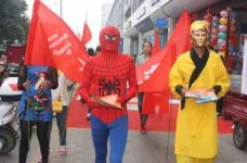 傳單、海報在實體店的運用中，是一種非常廉價但很實用的工具，幾乎能夠送達每一位潛在的顧客。它們拉近顧客與消費者之間的距離，甚至是一種直接變