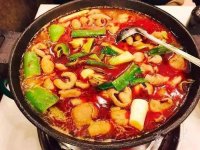 肥腸就是豬大腸，因?yàn)楦缓誓佊椭?，所以也叫肥腸。不過在粵港一般就叫豬大腸。而豬大腸頭，也就是靠近直腸的位置，更加肥厚，也更受食客歡迎【重