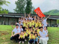 張桌子起家，一火就是32年    朱榮富是老頭兒油爆蝦的創(chuàng)始人，早年間他在杭州學(xué)習(xí)了六年的廚藝，有著扎實(shí)的杭幫菜功底。  到1988年，他在佑圣觀路3號(hào)的