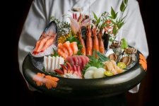 餐廳故意把菜價(jià)定的很貴，顧客卻都愛來！那賣貴不好嗎？  如此說來，在不同的餐廳，顧客對(duì)同一道菜價(jià)格的可接受范圍似乎更寬一些，貴點(diǎn)便宜點(diǎn)都差