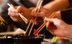 多地餐飲推公筷公勺分餐制：一菜一夾，火鍋應(yīng)提供“生料專用【重慶火鍋底料廠哪家好】