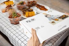 全國200多家門店停業(yè)，搶口罩成“頭等大事”“深圳辦公室4000只口罩到位，酒精到位！”  “廣州辦公室口罩、額溫槍到位！”  “我留在深圳，有任何事