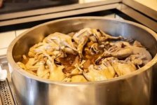 外婆家新開“鴨火鍋”，“堂食+外賣+零售”全新模式