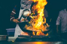 ！  1、四個(gè)月前就已注冊(cè)“弓長(zhǎng)張”、“三十三道”兩個(gè)商標(biāo)  據(jù)天眼查公開數(shù)據(jù)顯示，西貝分別在2019年12月16日、2019年12月27日注冊(cè)了“弓長(zhǎng)張”、“三十