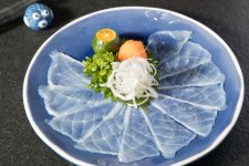 “好吃的魚，一定不能落下河豚。蘇軾一句“食河豚而無百味”，道盡了河豚的極致鮮美。”  魚中之王【重慶火鍋底料批發(fā)在哪里】