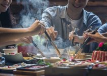 財(cái)報(bào)巨虧的海底撈，為何股價(jià)如此堅(jiān)挺？問(wèn)題一大堆，資本卻看好 【重慶火鍋底料在哪里買(mǎi)】
