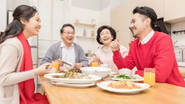 “就地過年”帶來餐飲消費(fèi)新變化 線上銷售額比去年同期增長(zhǎng)135%