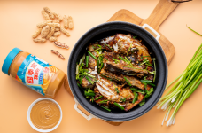 新食材的挖掘可遇不可求，而新菜的研發(fā)需要耗費(fèi)大量的人力物力，也并非是一蹴而就的