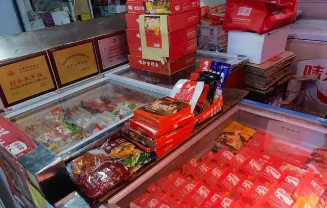 預(yù)制菜第一股”味知香成功登陸上交所。截至2020年底，味知香經(jīng)銷商數(shù)量為880家、加盟店數(shù)量重慶老火鍋底料的做法為1117家