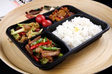 我一直以為店里賣的都是現(xiàn)做的現(xiàn)在大家在外面點餐，可能10份里面就有5~6份是料理包做的重慶火鍋底料在哪里買