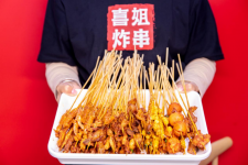 它是炸串界的“蜜雪冰城”！9平小店日賣7萬，一年多開860家店正宗重慶火鍋底料批發(fā)