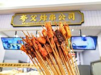 過往的小吃快餐，有品類無品牌，基本是夫妻店的業(yè)態(tài)，集中度、標(biāo)準(zhǔn)化程度極低。但自2015年起，受經(jīng)濟環(huán)境以及互聯(lián)網(wǎng)技術(shù)發(fā)展等因素深刻影響，餐飲業(yè)