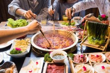 寒潮點燃火鍋經(jīng)濟(jì)，門店排隊，外賣爆單