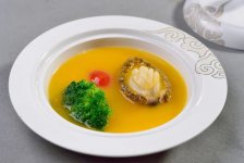 在短暫的風(fēng)波過后，“中國菜·頭灶”在互聯(lián)網(wǎng)世界里“社死”了。中餐日作是智商稅嗎？高端中餐又究竟貴在何處？