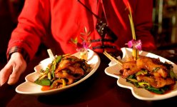 該業(yè)務(wù)模塊通過(guò)對(duì)海底撈內(nèi)外部資源的整合，形成了“外賣+社群+直播+線上商城”的社區(qū)營(yíng)運(yùn)模式