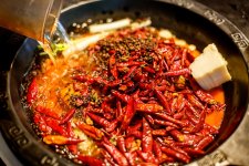 又到了吃火鍋的季節(jié)?！比攵?，一名外國美食博主發(fā)文感嘆