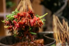 宵夜，從來(lái)沒(méi)有追求曠世美味的野心，反而更鐘愛(ài)在小食材中挖掘大門道