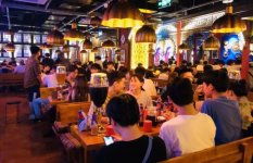 當(dāng)時(shí)36歲的徐炳忠想必同球迷一道，也在自己開業(yè)剛滿一年的海倫司酒吧里看球