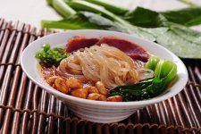 除天味食品外，還有一批四川調(diào)味品企業(yè)不斷加碼預制菜市場。在這個火熱的賽道中，“川軍”悄然集結(jié)