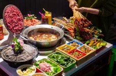 跳出品類紅海！在串串香的發(fā)源地，這個(gè)品牌靠什么卷贏同行？